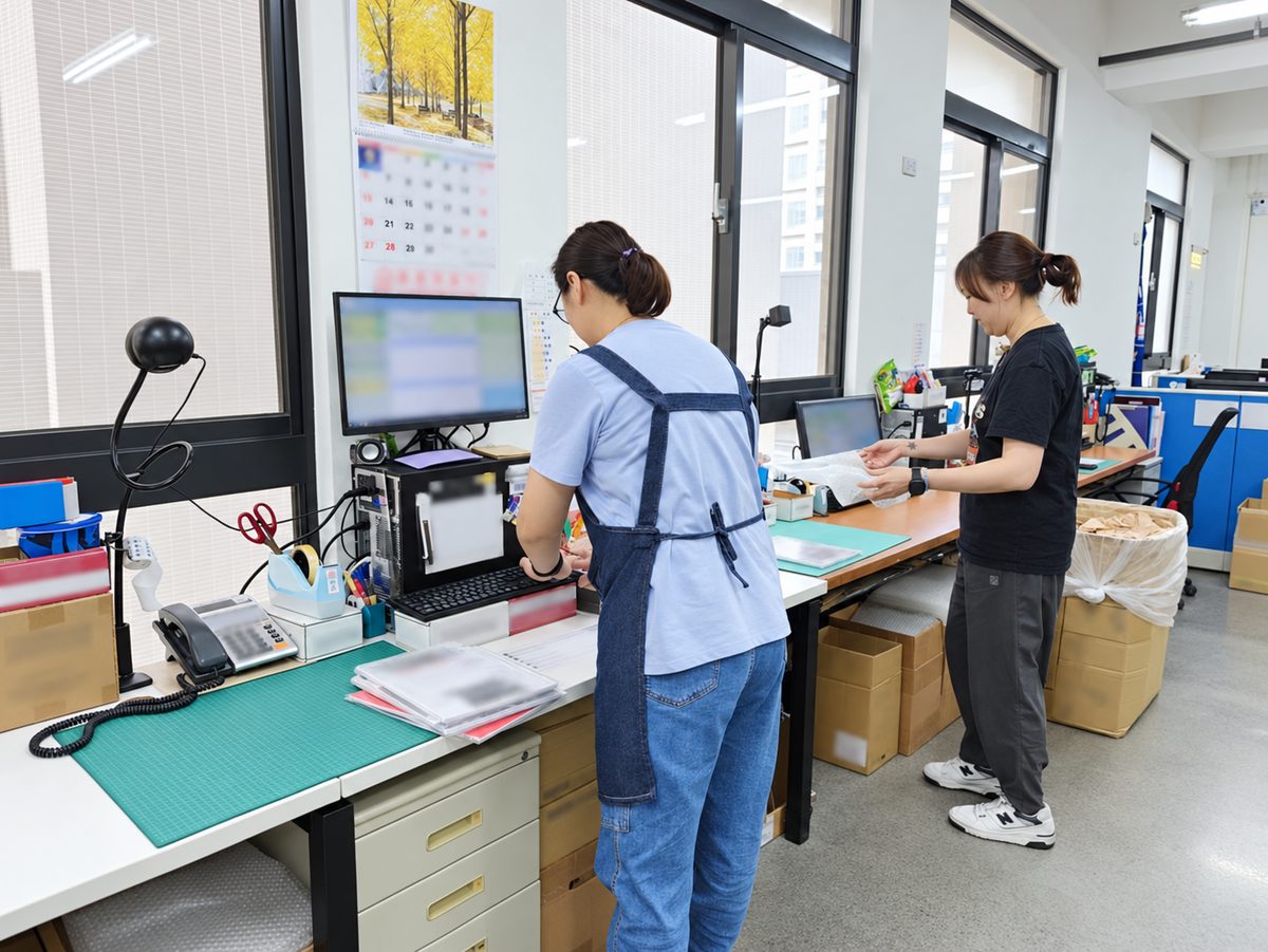 同仁進行商品包裝與出貨作業